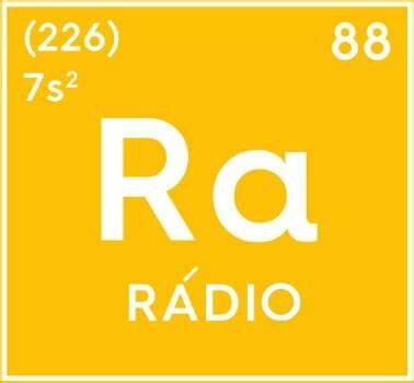 Começa a trabalhar com rádio