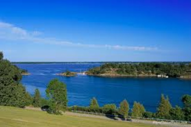 Samuel de Champlain explores land around St.Lawrence