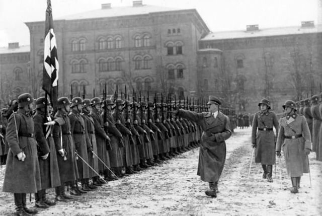 Hitler restablece el servicio militar obligatorio en Alemania