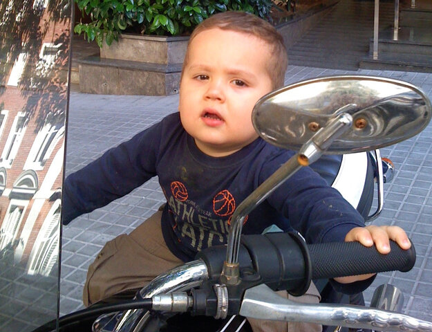 Jo amb 2 anys "conduint" la moto del meu pare