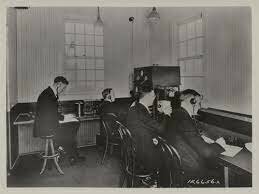 KDKA goes on the air from Pittsburgh