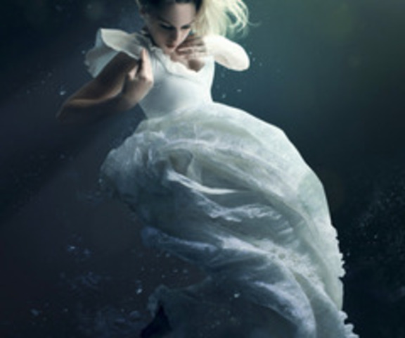 Mau saves Daphne from drowning