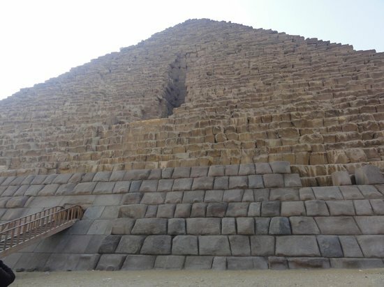 Intervento lato nord piramide di Micerino