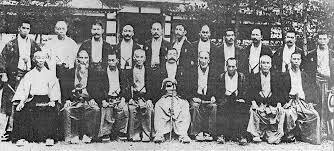 Japón comienza su industrialización con la era Meiji.