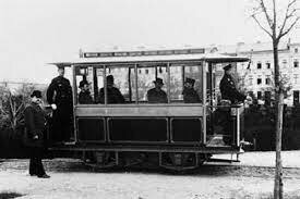 Primer tranvía eléctrico en Berlín por Werner Von Siemens.