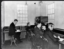 KDKA goes on the air from Pittsburgh