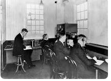 KDKA goes on the air from Pittsburgh