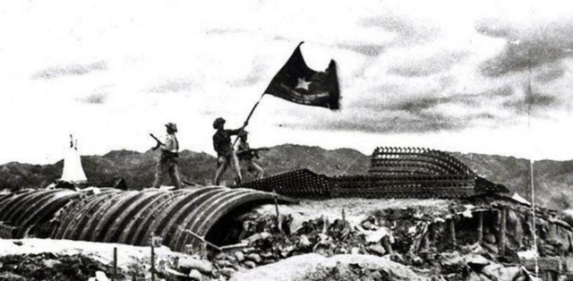 Derrota francesa en Dien Bien Phu en Indochina.