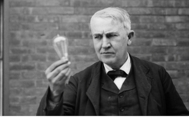 Tomas Alva Edison inventa la bombilla