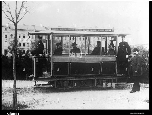 Primer tranvía eléctrico en Berlín por Werner Von Siemens