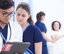 Inicia la Licenciatura en Enfermería escolarizada, con 65 alumnas y dos alumnos