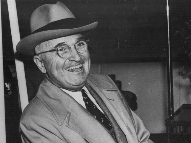 Se establece la doctrina Truman.