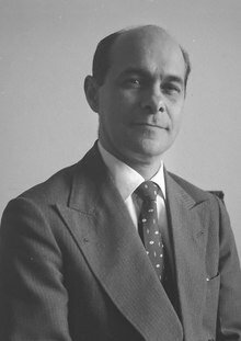 Tancredo Neves is elected President