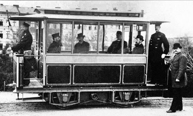 Primer tranvía eléctrico en Berlín por Werner Von Siemens.