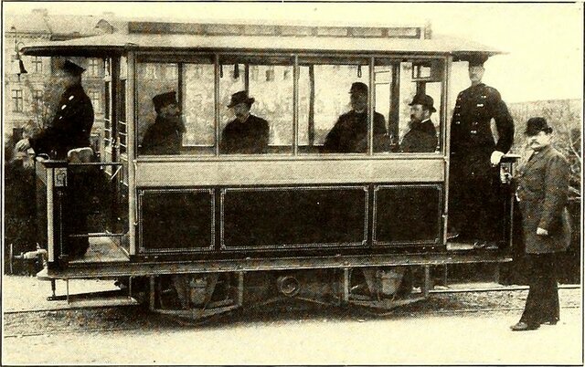 Primer tranvía eléctrico en Berlín por Werner Von Siemens.