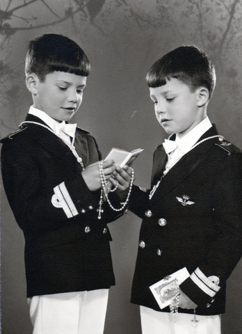 Parecen dos angelitos. ¡Qué niños tan buenos¡