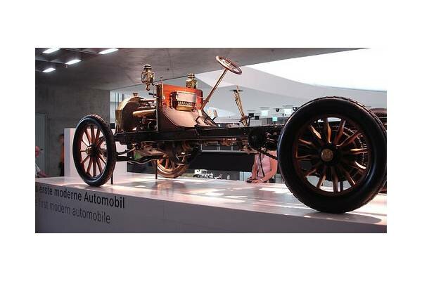Primeros automóviles alemanes Benz con motor de explosión.