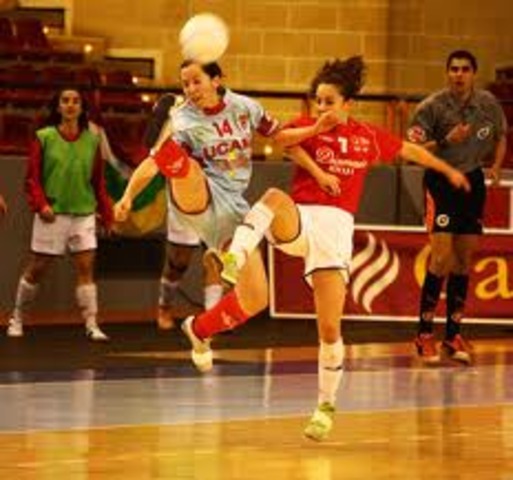 Jugando a futbol sala