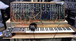 Los sintetizadores y los compositores minimalistas.