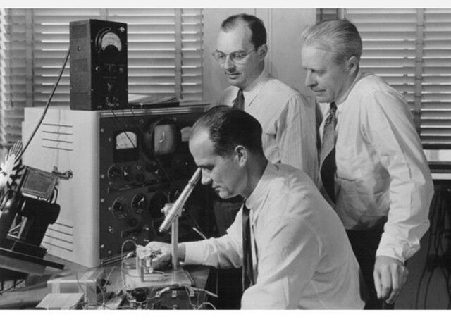 Tres científicos de los laboratorios inventan el transistor.