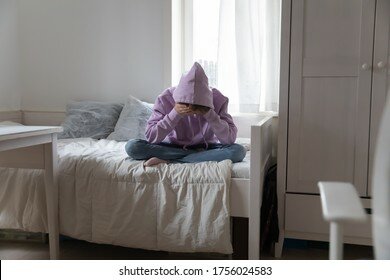 Highschool is almost over, and Jenna finds herself worrying that she will be alone forever. She spend most days in her room, isolating from peers.
