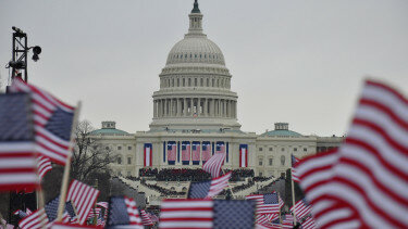 Átköltözik Amerikába