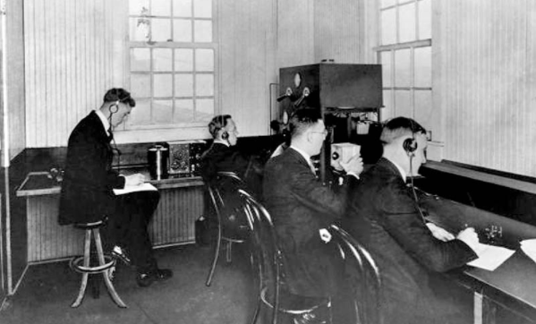 KDKA goes on the air from Pittsburgh