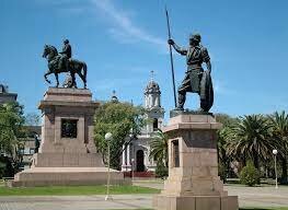 "Plaza Gral. José Gervasio Artigas" recibe su nombre.
