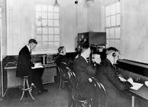 KDKA goes on the air from Pittsburgh