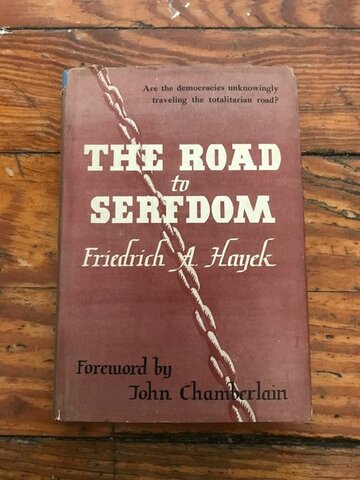 Friedrich Hayek publica Road to Serfdom (Reino Unido/Austria)