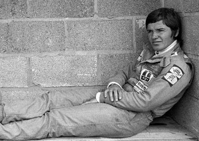 Lella races and fails