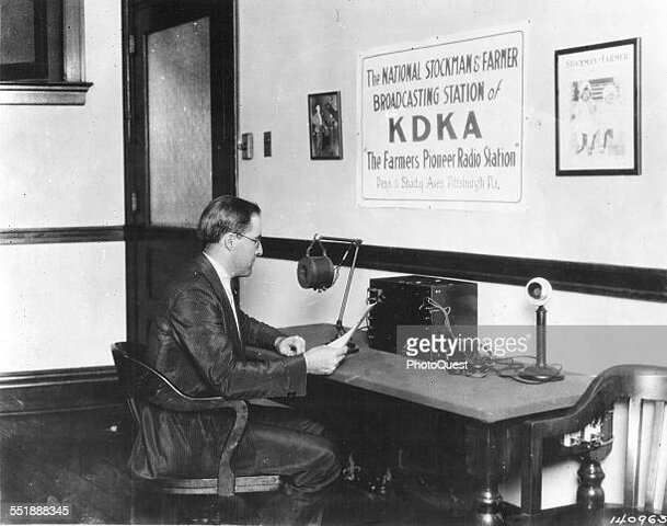Westinghouse Electrical realiza la primera transmisión comercial de radio (Pittsburgh, EUA)