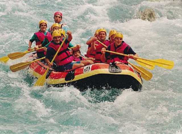 Hacer rafting de agua blanca