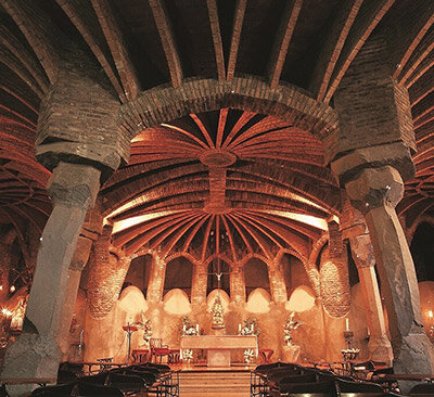 Construcció de la església de la Colònia Güell a Santa Coloma de Cervelló (Barcelona)