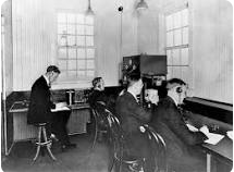 KDKA goes on the air from Pittsburgh