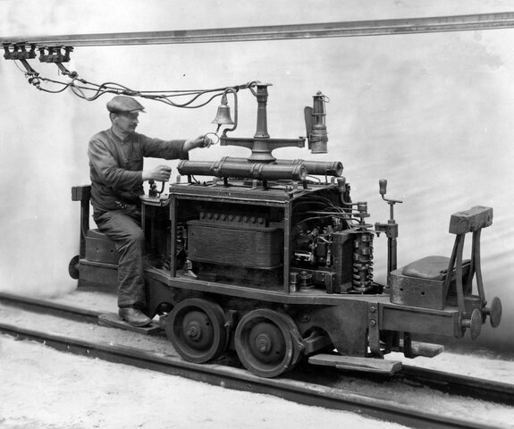 Prva električna lokomotiva
