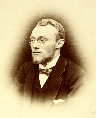 Curso de Direito na Universidade Católica de Louven e na Universidade Livre de Bruxelas