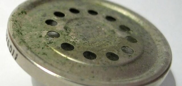 Va perfeccionar el micròfon de carbó.