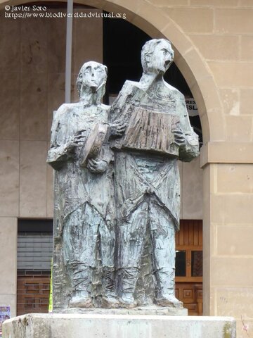 Trikitixaren eskultura ( Correoseko errotondan)