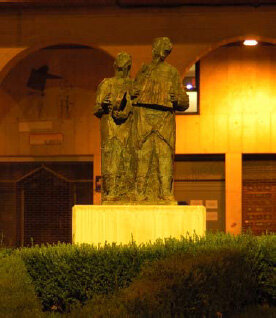 Trikitixaren eskultura (correoseko errotondan)