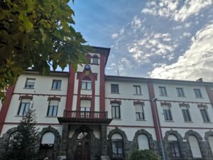 eskolako lehen eraikina