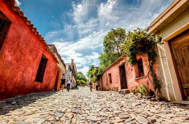 Cesión de las reducciones jesuíticas a Portugal a cambio de la entrega de la colonia de  Sacramento