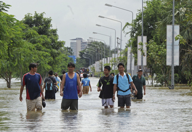 Thai Flood Death Toll Rises as Waters Threaten Honda, Sony
