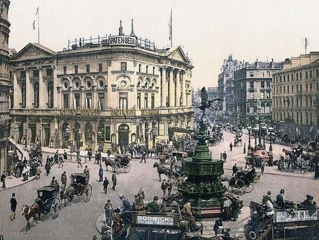 Переехал в Англию