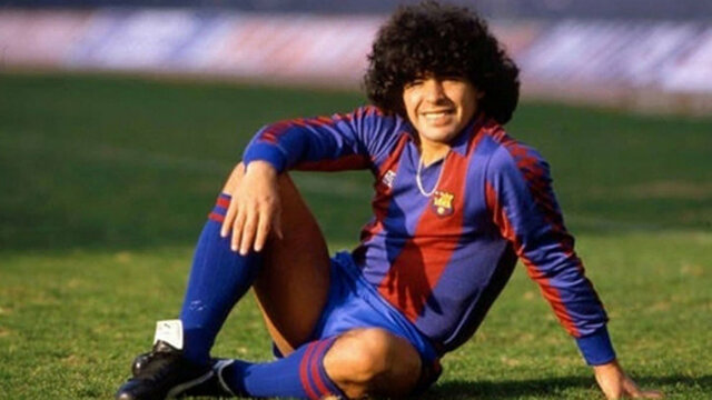 Maradona sign the first contract professional with FC Barcelona.