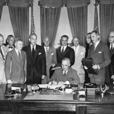 Timeline: GOBIERNOS DE LA POST.GUERRA-SOCIALSMO MILITAR(1936-1952)