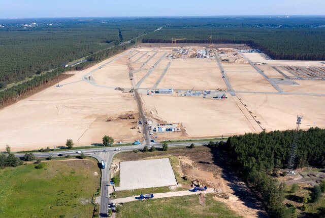 TESLA EMPEZÓ A CONSTRUIR UNA GIGANTESCA FABRICA