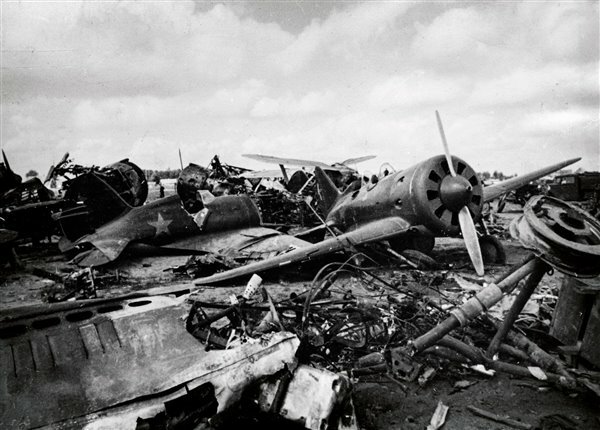 Italia invade el sur de Francia, URSS se anexa los estados Bálticos.