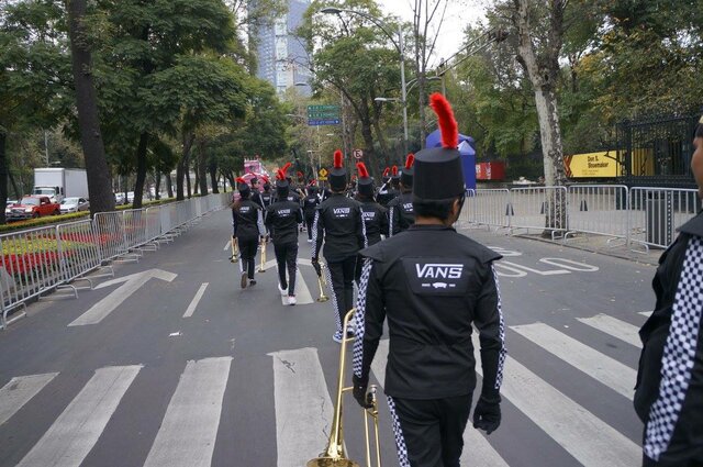 Represente a la marca vans en un desfile