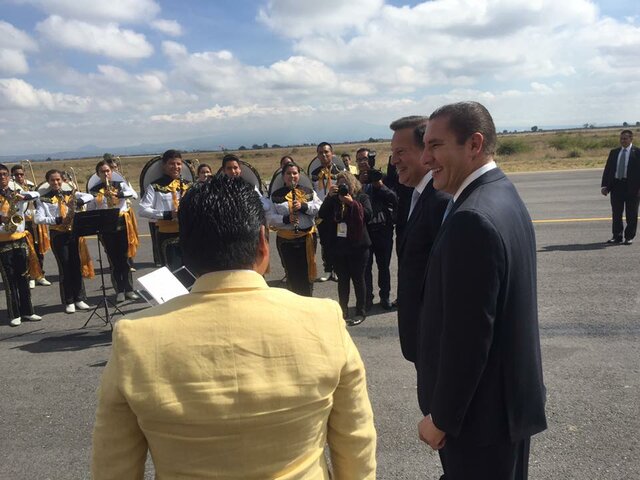 Forme parte de un grupo que recibió al presidente de panamá